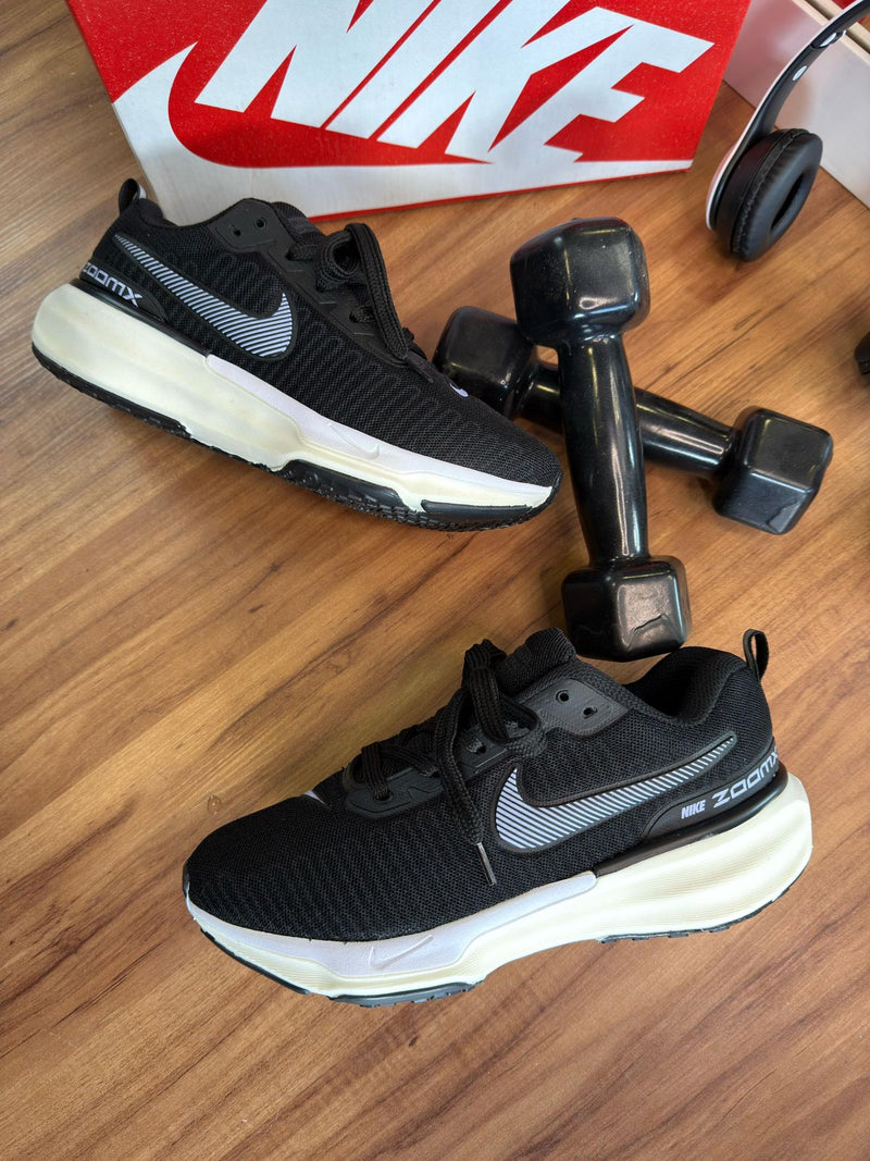 TÊNIS NIKE ZOOM INVINCIBLE PRETO BRANCO