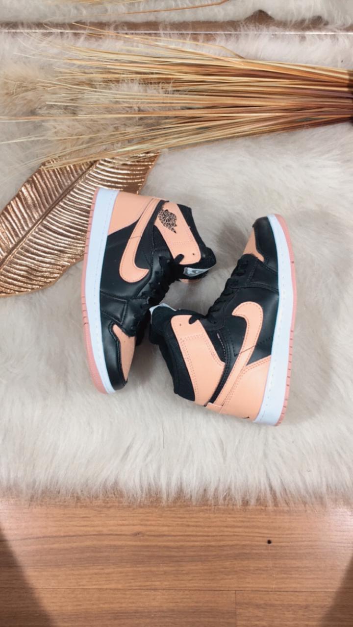 BOTA NIKE AIR JORDAN PRETA E NUDE
