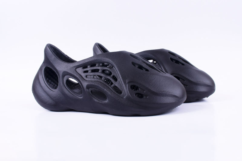 TÊNIS ADIDAS YEEZY FOAM RUNNER PRETO