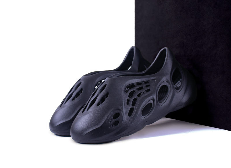 TÊNIS ADIDAS YEEZY FOAM RUNNER PRETO