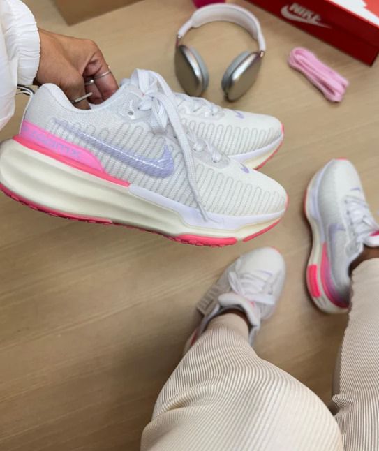 TÊNIS NIKE ZOOM INVINCIBLE BRANCO ROSA