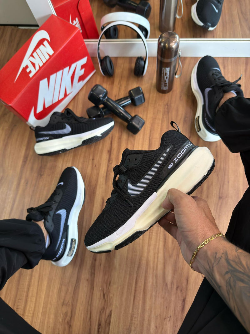 TÊNIS NIKE ZOOM INVINCIBLE PRETO BRANCO